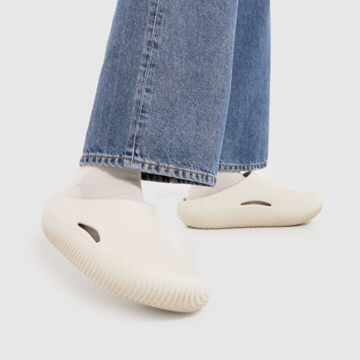 Mellow Clogs in Beige with Wide Fit Jeans