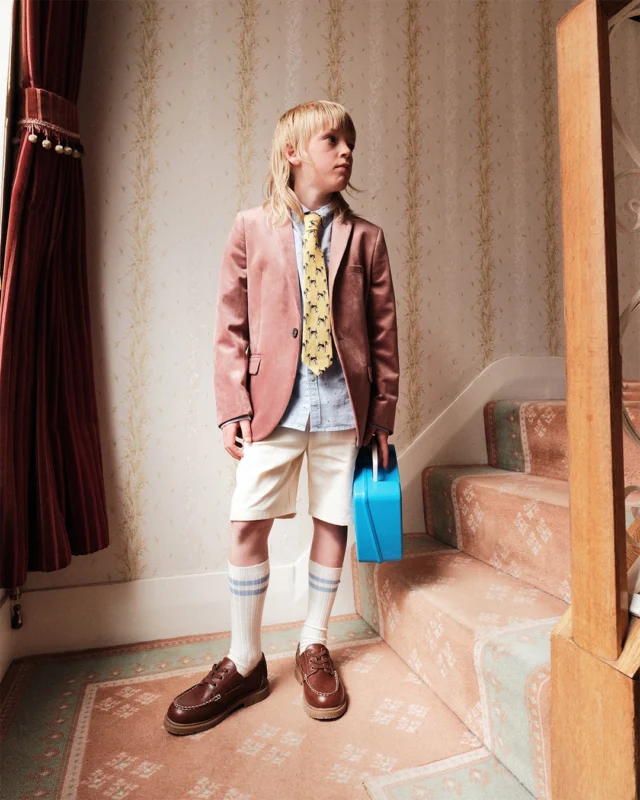 He’s the boss now 📘

Shop the schuh kids’ Lance Boat Boys Junior in tan, online and in-store now.

ID: A carousel of images. First image shows a child wearing a pair of tan schuh Lance Boat shoes with a tan suit, yellow tie and cream shorts whilst standing at the bottom of an orange staircase holding a blue lunchbox. Second image shows a close up angle of the same child's legs whilst standing next to an orange staircase.