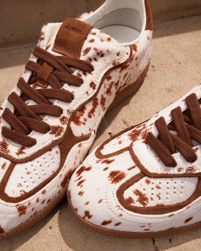 Moo-ve over basic trainers 🤎

Shop the ALOHAS Tb.490 Rife in off-white multi, online and in-store now.

ID: An image of a pair of off white ALOHAS Tb.490 Rife trainers sitting next to each other on a sandstone floor.